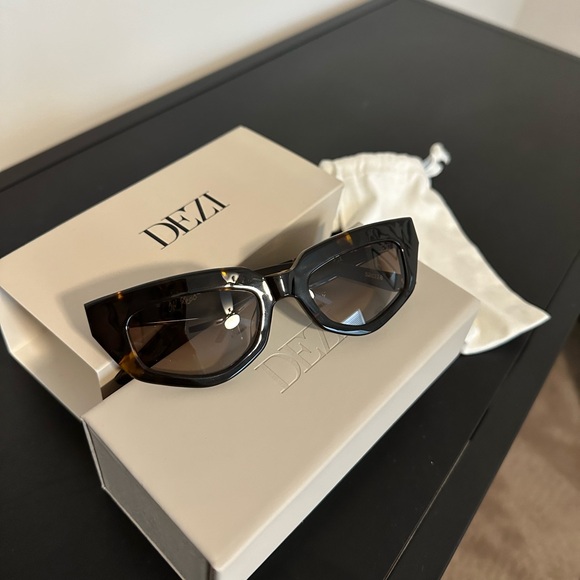 Dezi Sunglasses Tortoise - Picture 3 of 5